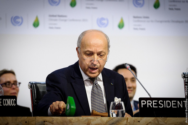 Le président de la COP21 Laurent Fabius adopte formellement l'Accord de Paris d'un ultime coup de marteau