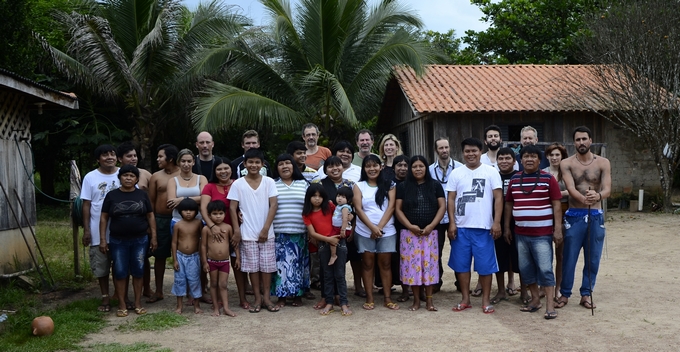 photo-collective-chez-les-surui-en-amazonie-gameb-et-cabane-basse-qualite